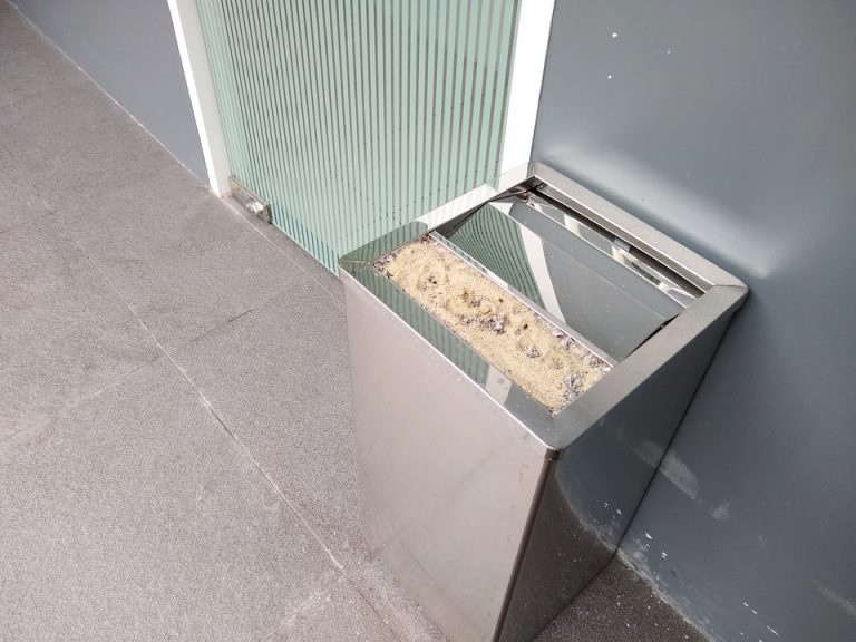 プールスモーキングスペース