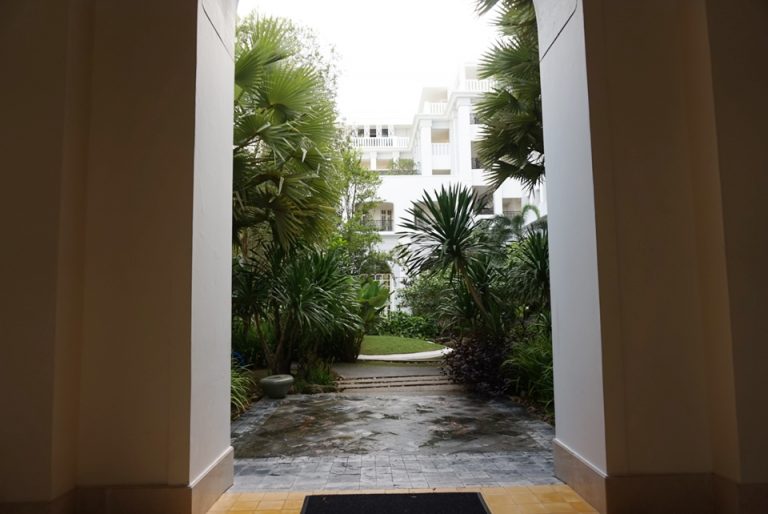 ホテルの大きな中庭。向こう側はフロントロビーにつながっています