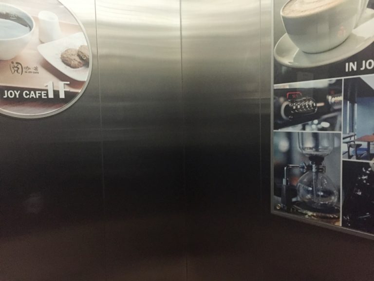 エレベーター内2