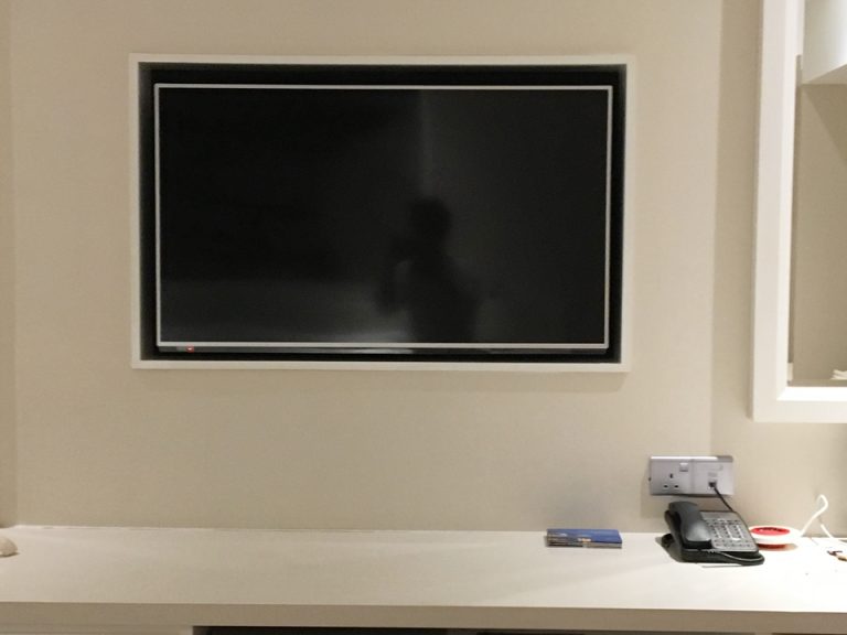 ベッドからみたテレビ