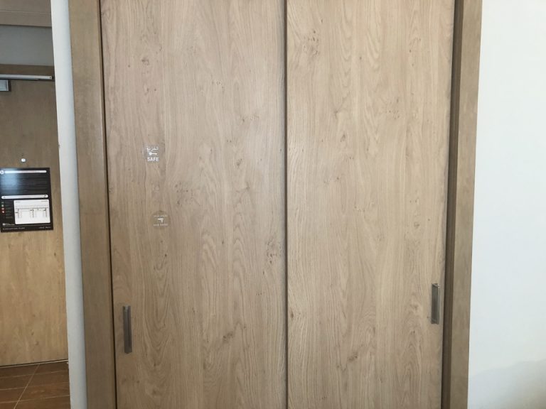 クローゼット外観(閉じた状態)