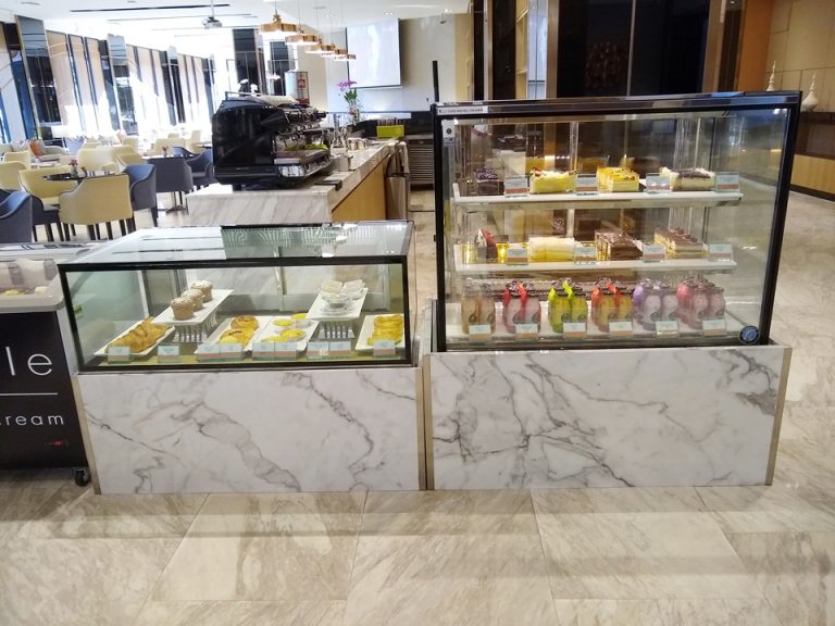 ホテルラウンジのケーキ