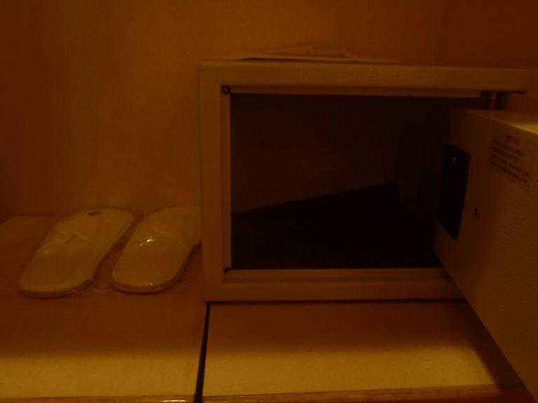 クローゼット内_セーフティボックス_開けた状態