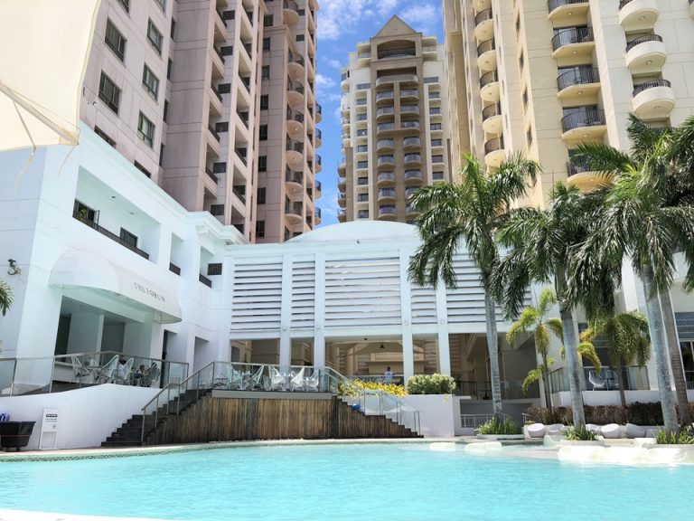 プールから見た外観