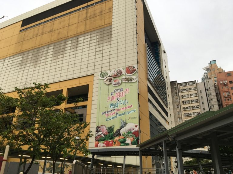 ホテル向かいのショッピングセンター