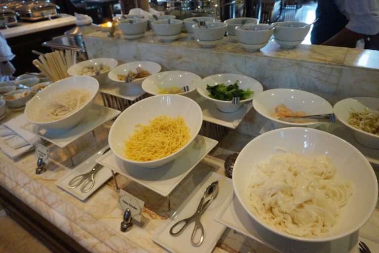 ヌードルコーナー。チキンスープが本当においしい