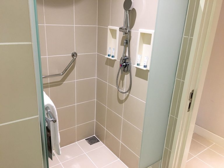 シャワールーム全体