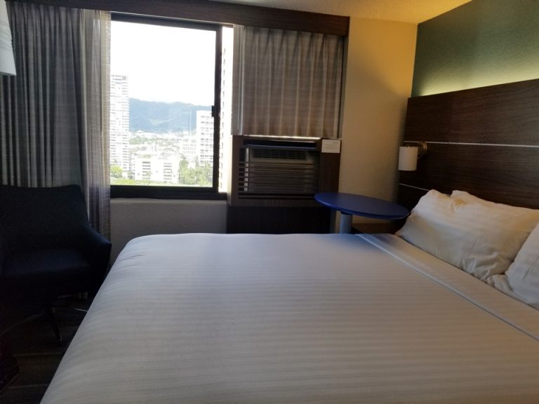 客室入口から見た部屋の全体