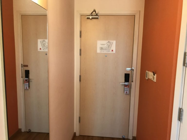 客室ドア内観