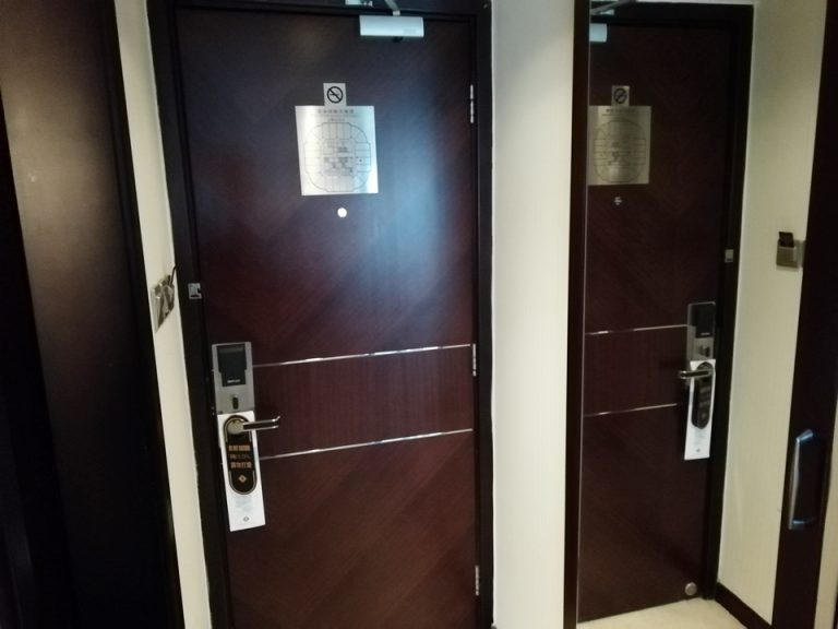 客室ドア、室内から撮影、クローゼットは鏡になっています。