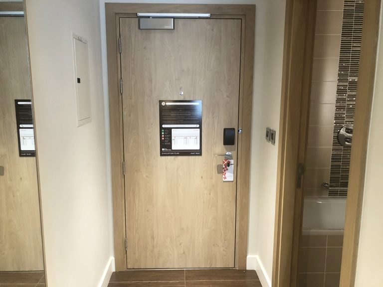 客室入口内観ドア