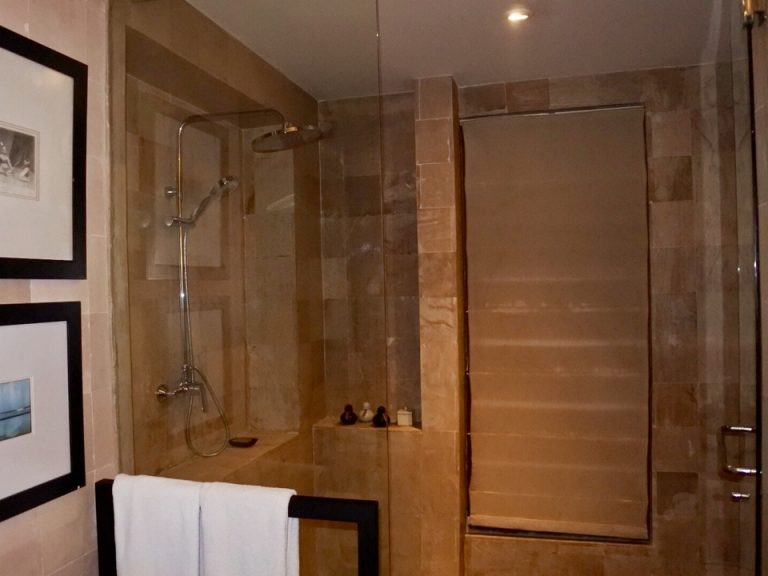 バスルーム入り口から全観