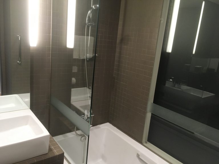 バスタブとシャワー