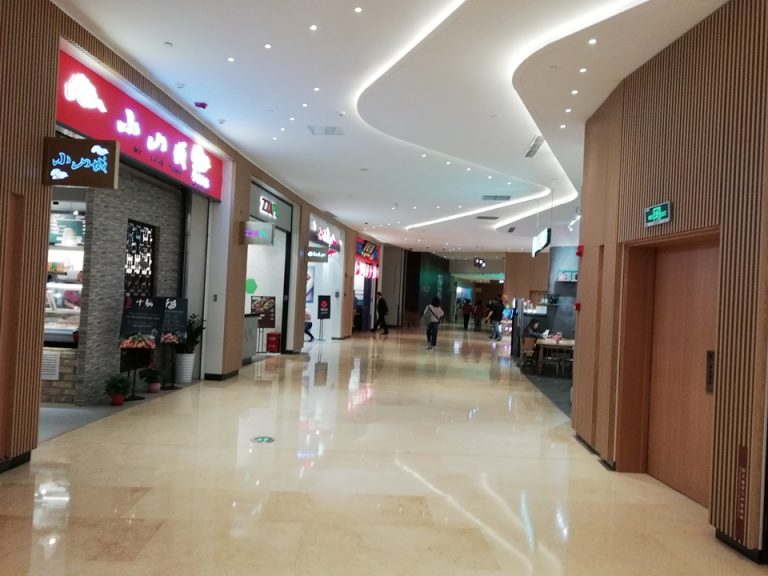 駅出口までのフードコート