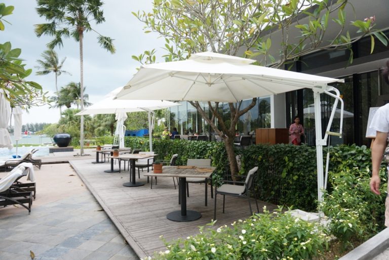 プールサイドのレストラン。外の席も