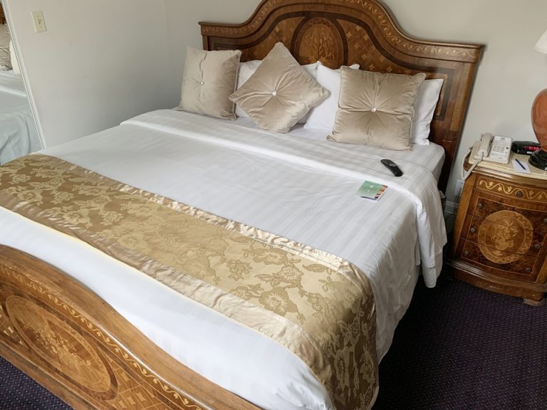 クイーンサイズベッド1