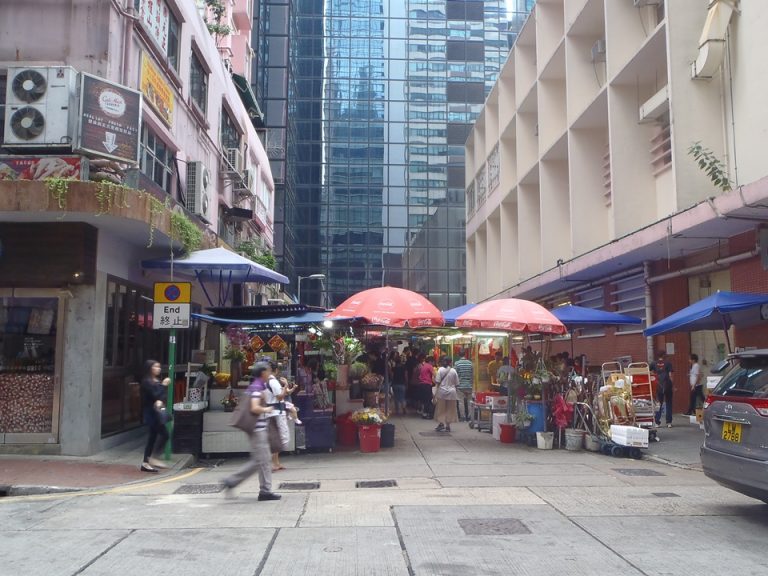 ホテル裏路地の市場
