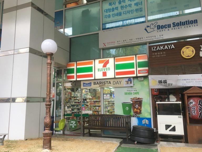 隣のビルにあるセブンイレブン。