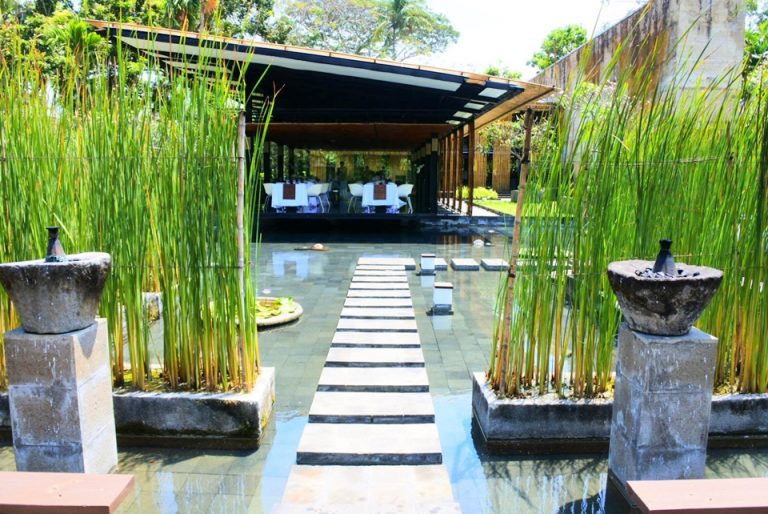 レストラン入り口