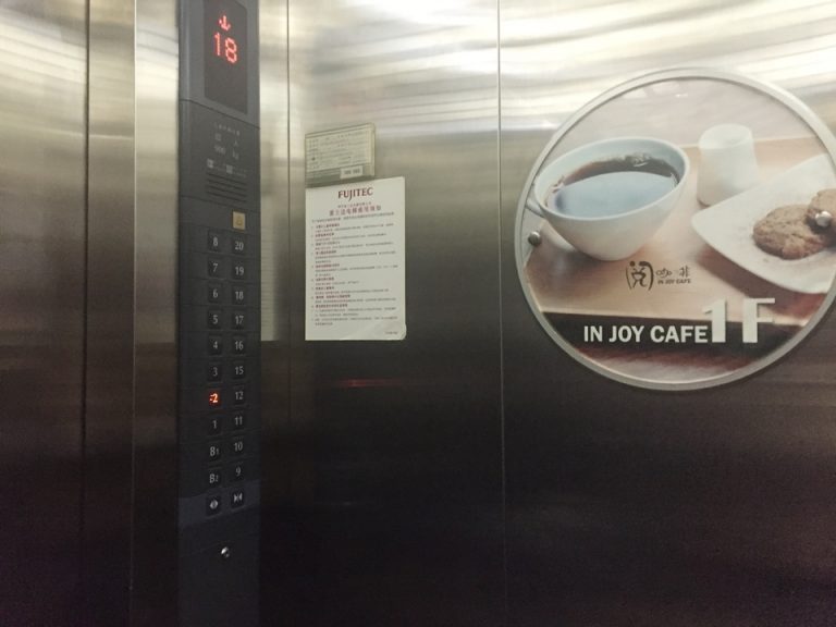 エレベーター内4