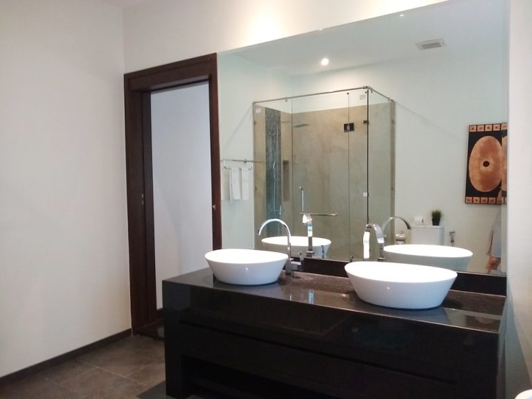 マスタールームバスルームトイレ側から入口