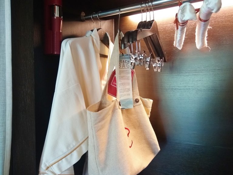 ビーチバッグとバスローブ