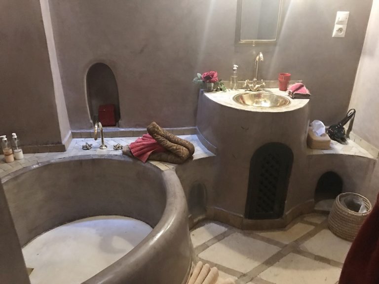 バスルーム入り口から