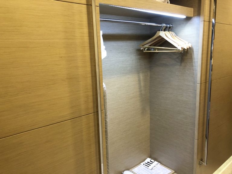 クローゼット外観(開けた状態)②