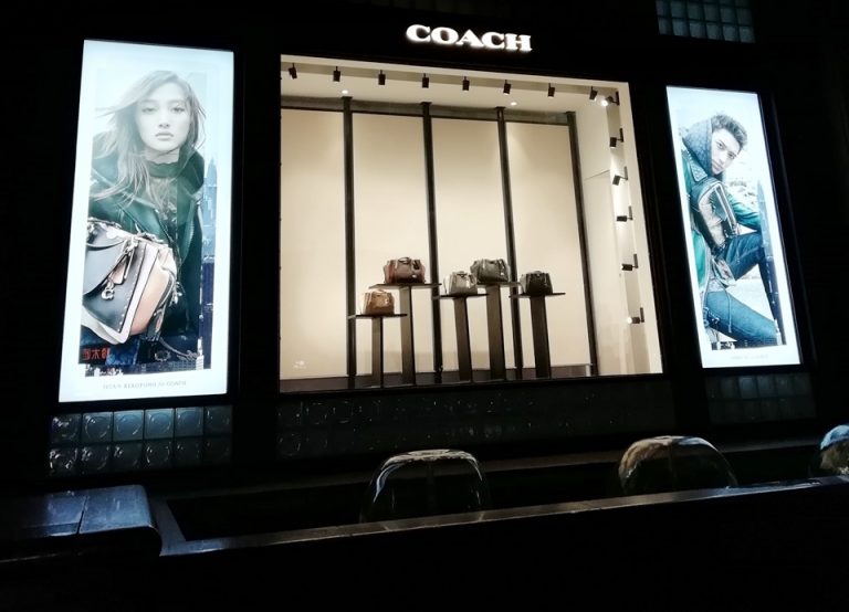 ホテル手前にある高級ブティック