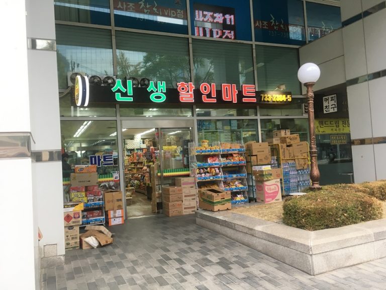 隣のビル下にある現地の商店のようなお店。