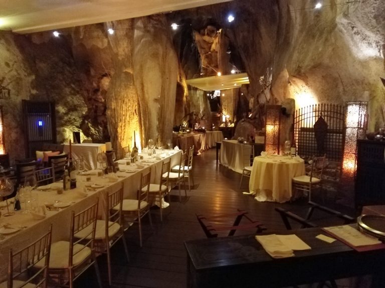 洞窟レストラン5