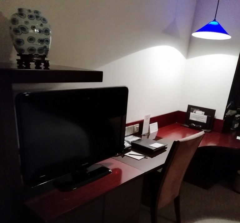 テレビ、壺、イス、デスク