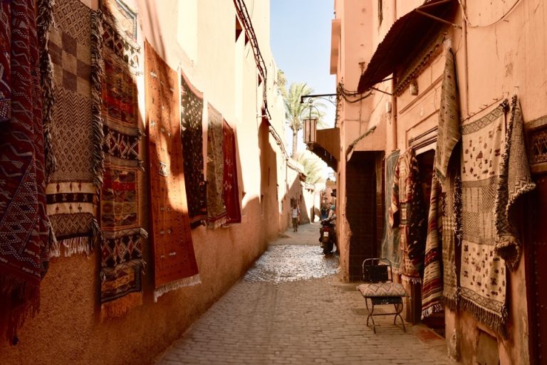 周辺の絨毯屋さん