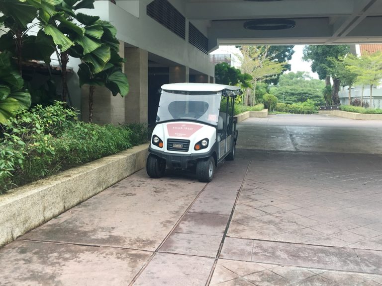 広い敷地内はカートで移動