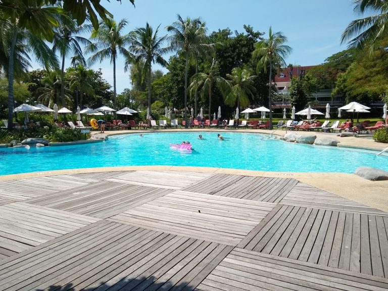 コロニアルプール