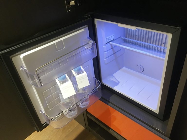 冷蔵庫の扉を開けた状態。中には無料のお水が2本入っていました。