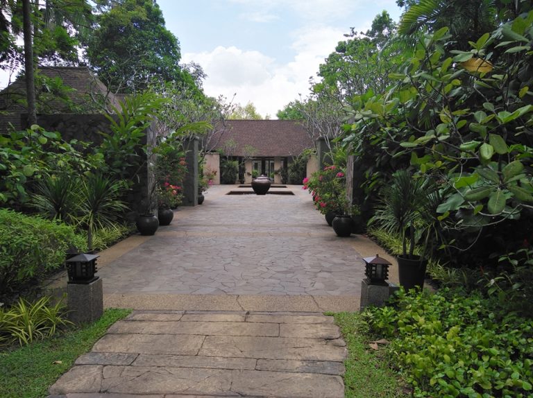 ヴィラに通じる道からロビー方面