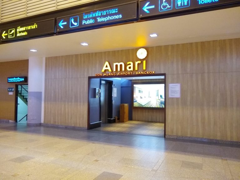 空港からホテル連絡通路入口