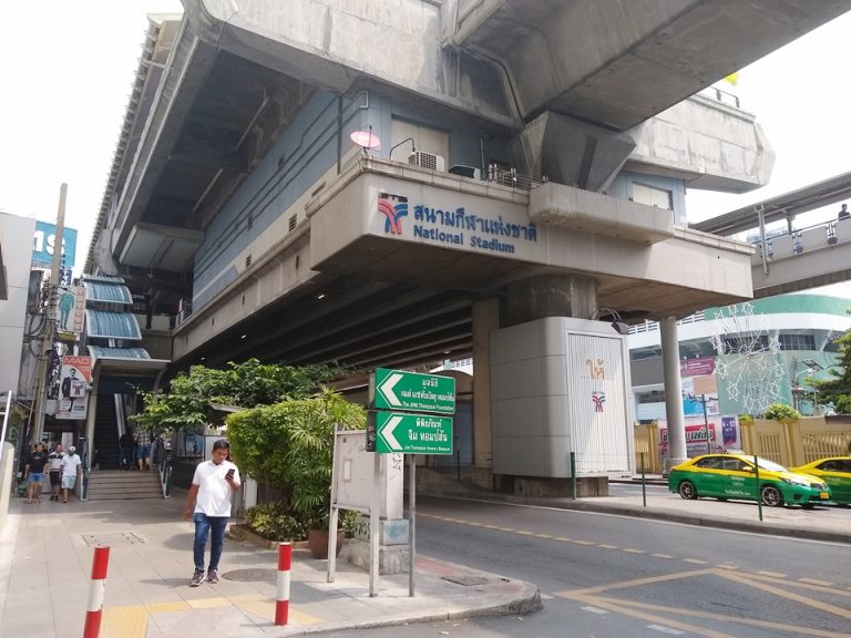 ホテル近くの駅