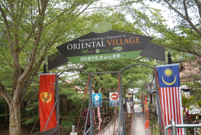 ホテルから車で10分ほどのオリエンタルビレッジ。