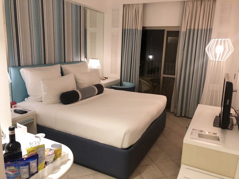 客室全体(入口から)