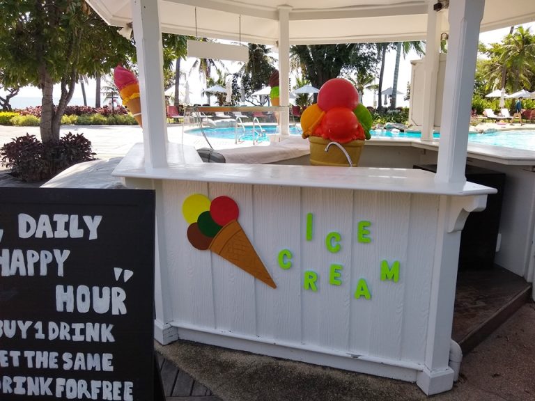 プールサイドのアイスクリームショップ