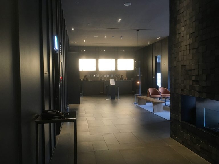 エレベーターホールからフロントの様子 (1)