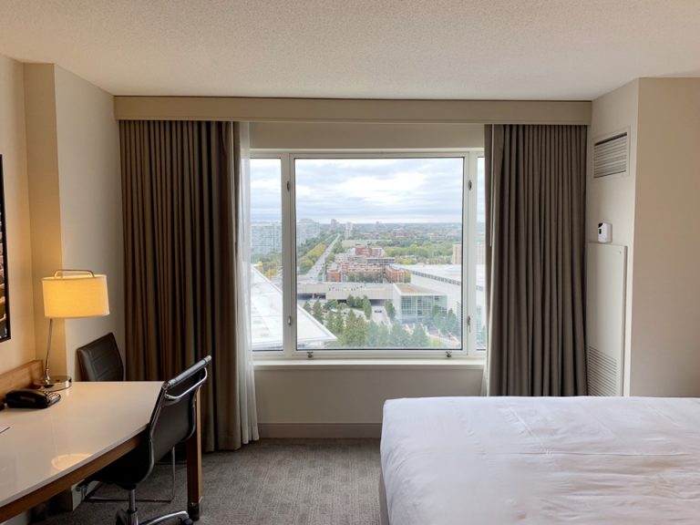 入口から窓を眺める