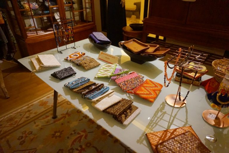 ショップの写真。小物類、セレクトショップなのか高め