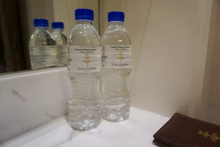 毎日補給してくれるオリジナルラベルの水