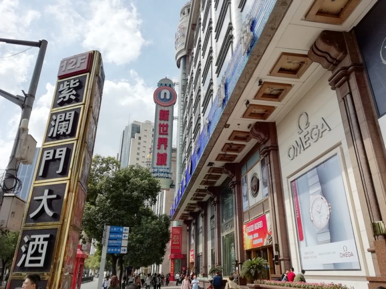 ホテル手前のショッピングモール