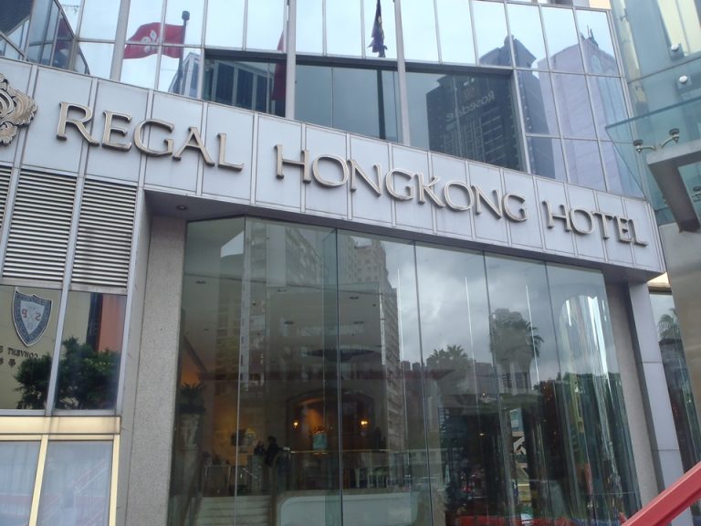 ホテル外観_看板