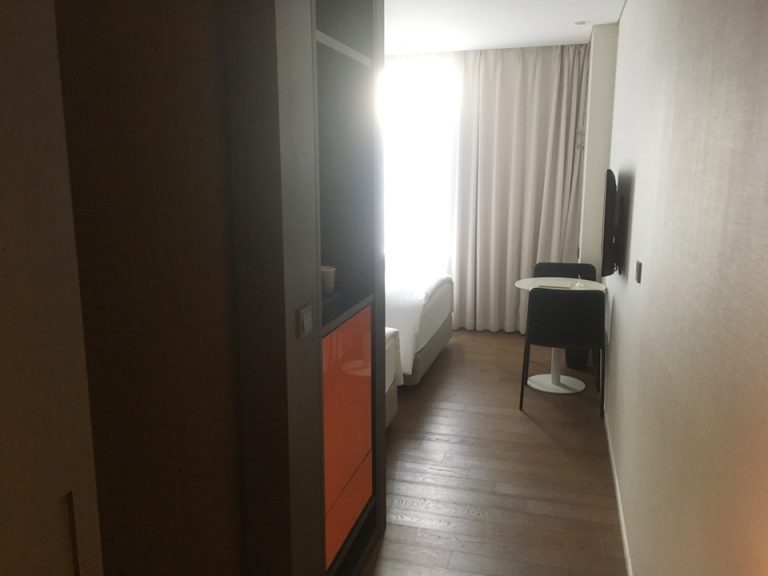 入り口から見た部屋の様子