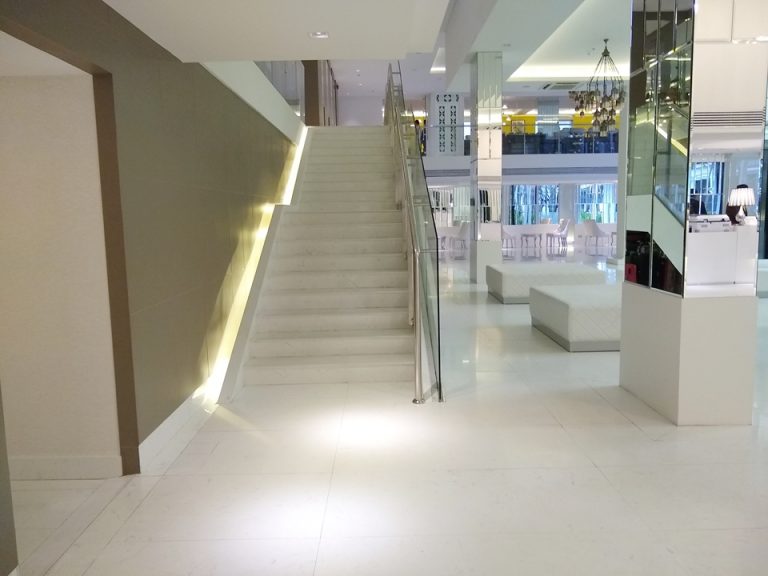 フロント階から二階への階段